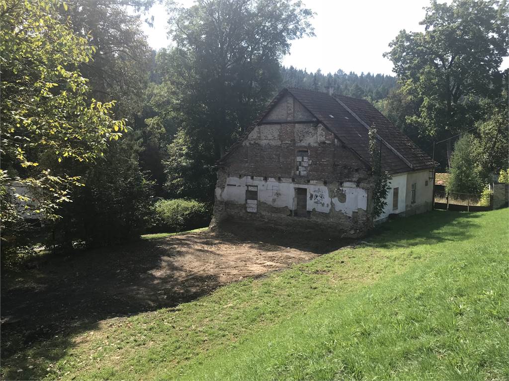 Demolice části poškozeného objektu nad letním kinem