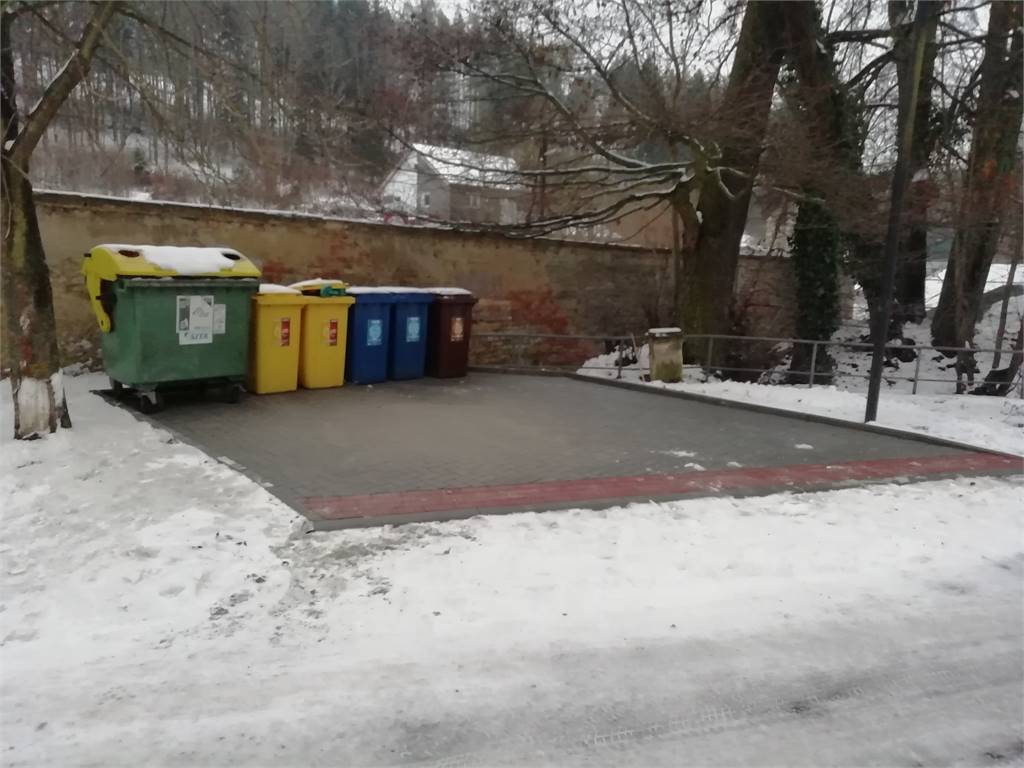 Stání pro kontejnery v parku